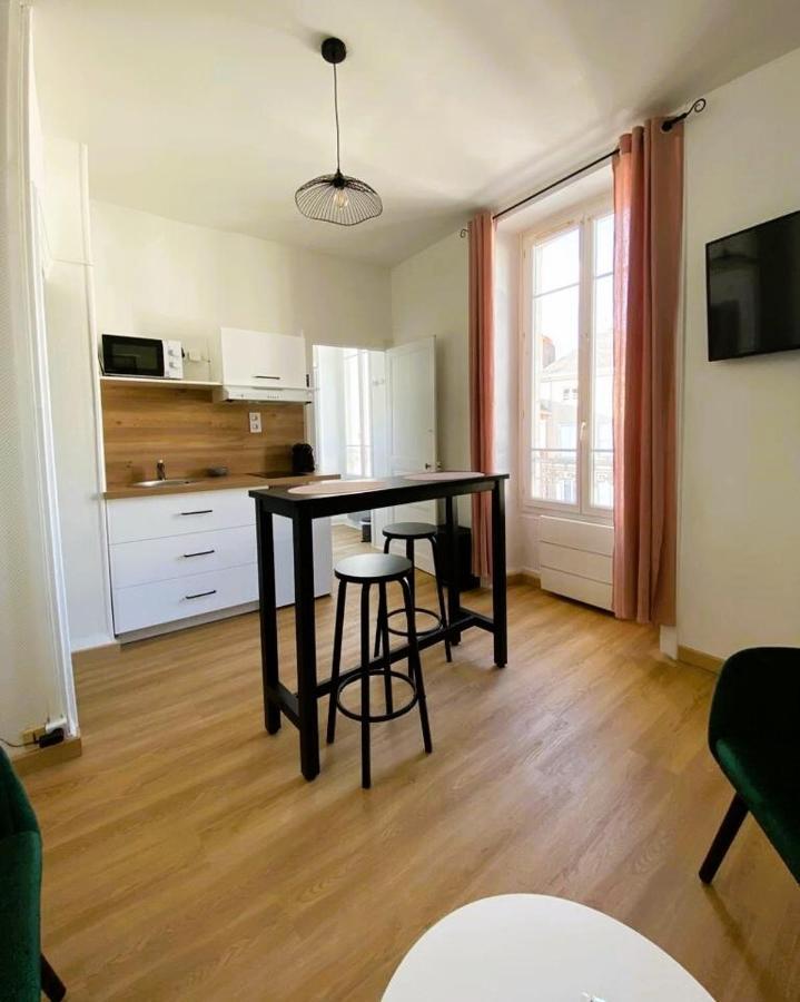 Au Coeur De Ville Laval  Rom bilde